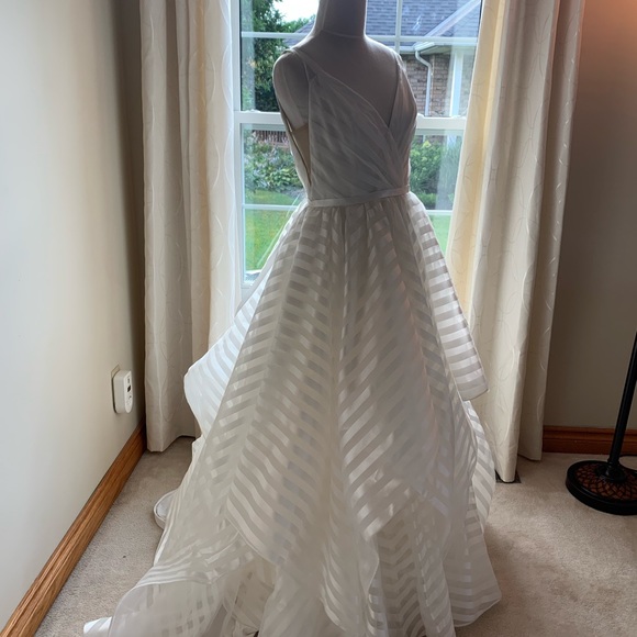 Hayley Paige Decklyn Wedding Gown - Picture 3 of 8